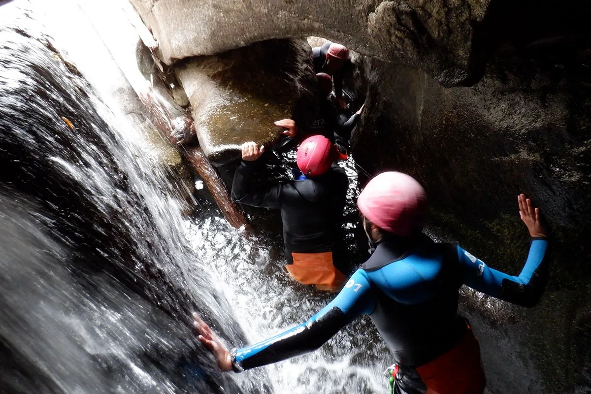Guided canyoning descent between rock and water in Gredos