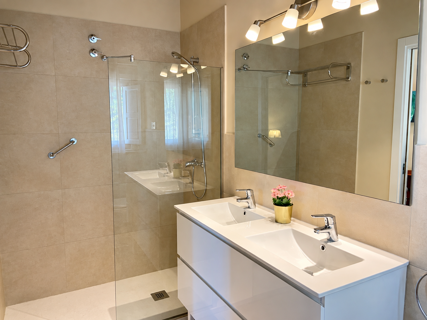 Bathroom with shower at Villa Los Fresnos