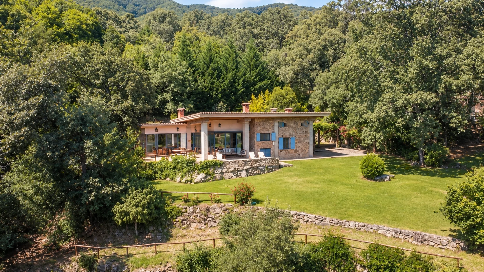 Aerial view of Villa El Arroyo and its garden