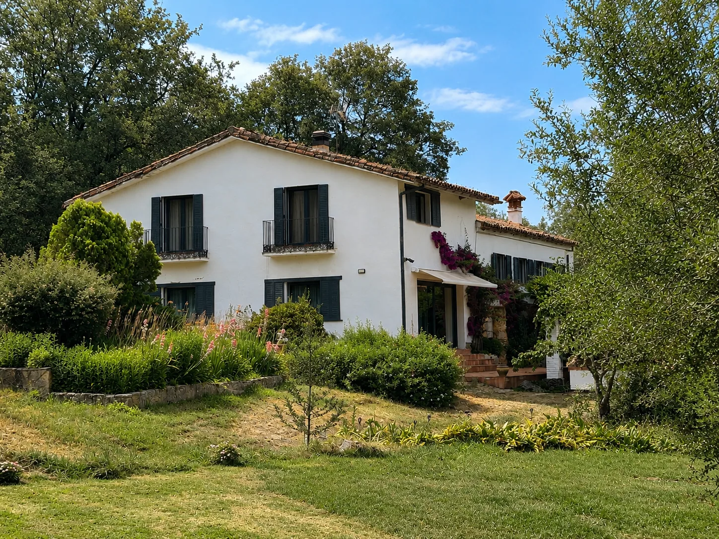 Main facade of Villa Alardos seen from the lawn