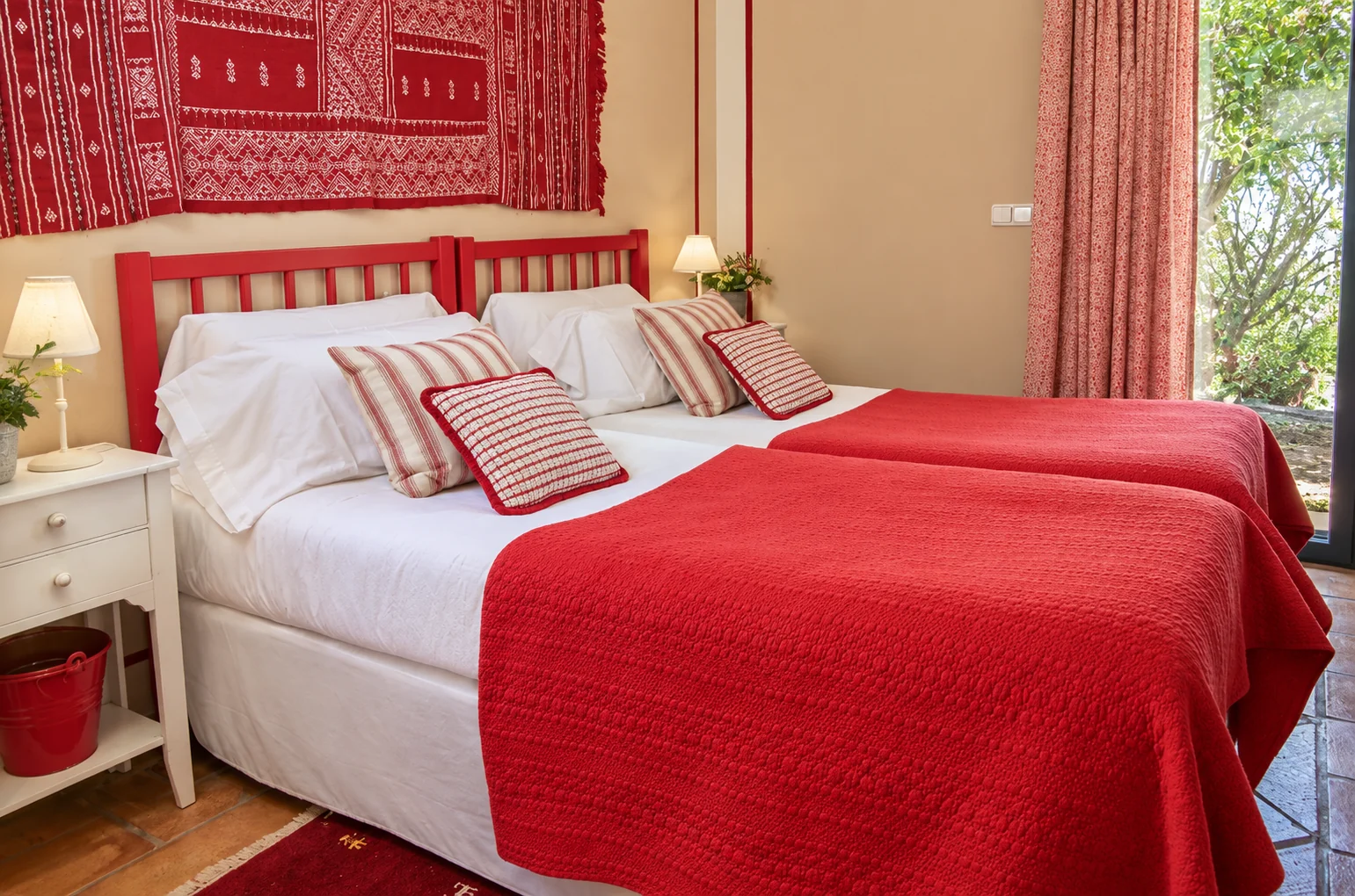Red bedroom at Villa El Arroyo