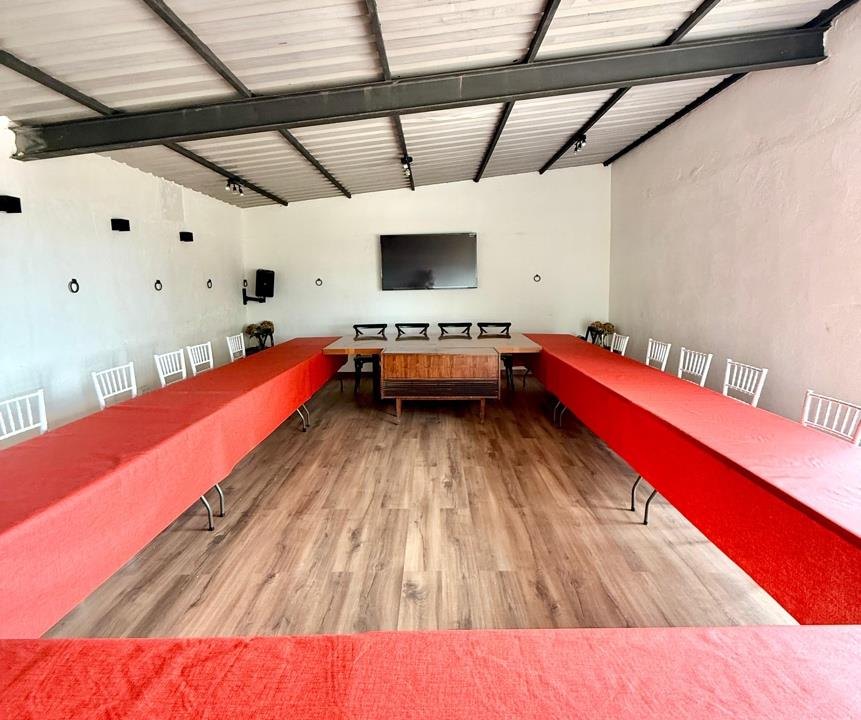 General view of the meeting room with the screen in the background