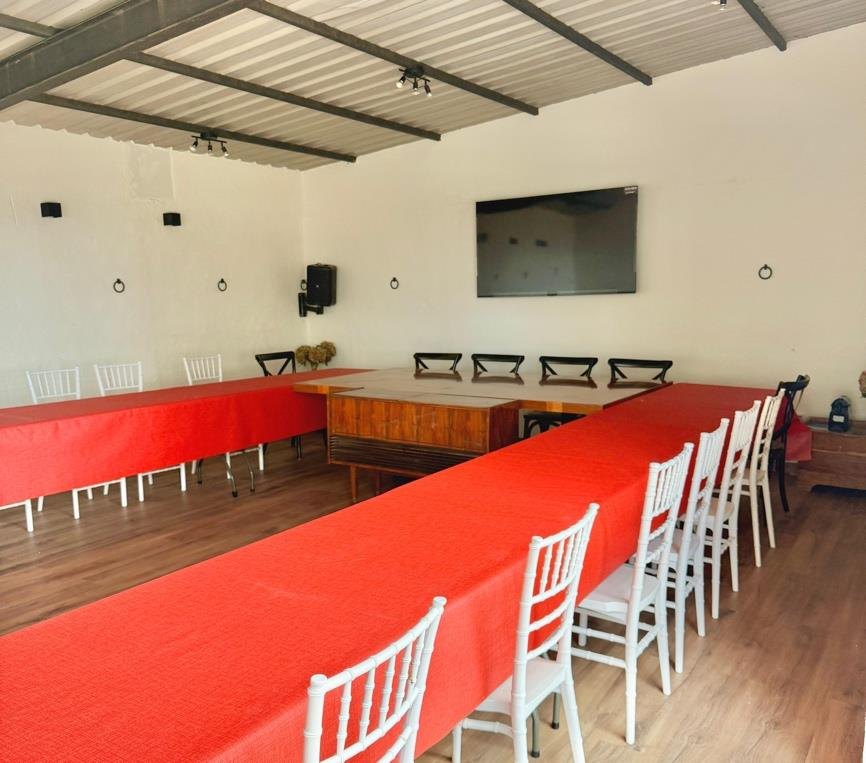 El Escondite's meeting room with a long table and chairs