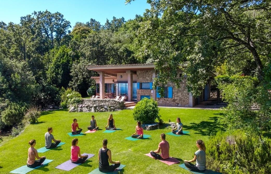 Outdoor wellbeing session in the gardens at El Escondite